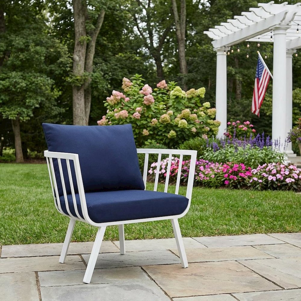 Aluminum Outdoor Lounge Chair With Armrests And Cushioned Seat. Picture 3