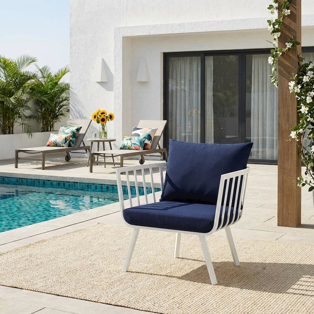 Aluminum Outdoor Lounge Chair With Armrests And Cushioned Seat. Picture 2