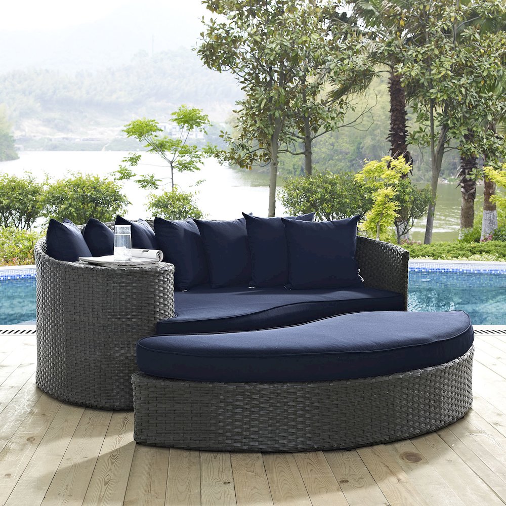 Sojourn Outdoor Patio Sunbrella Daybed. Picture 4