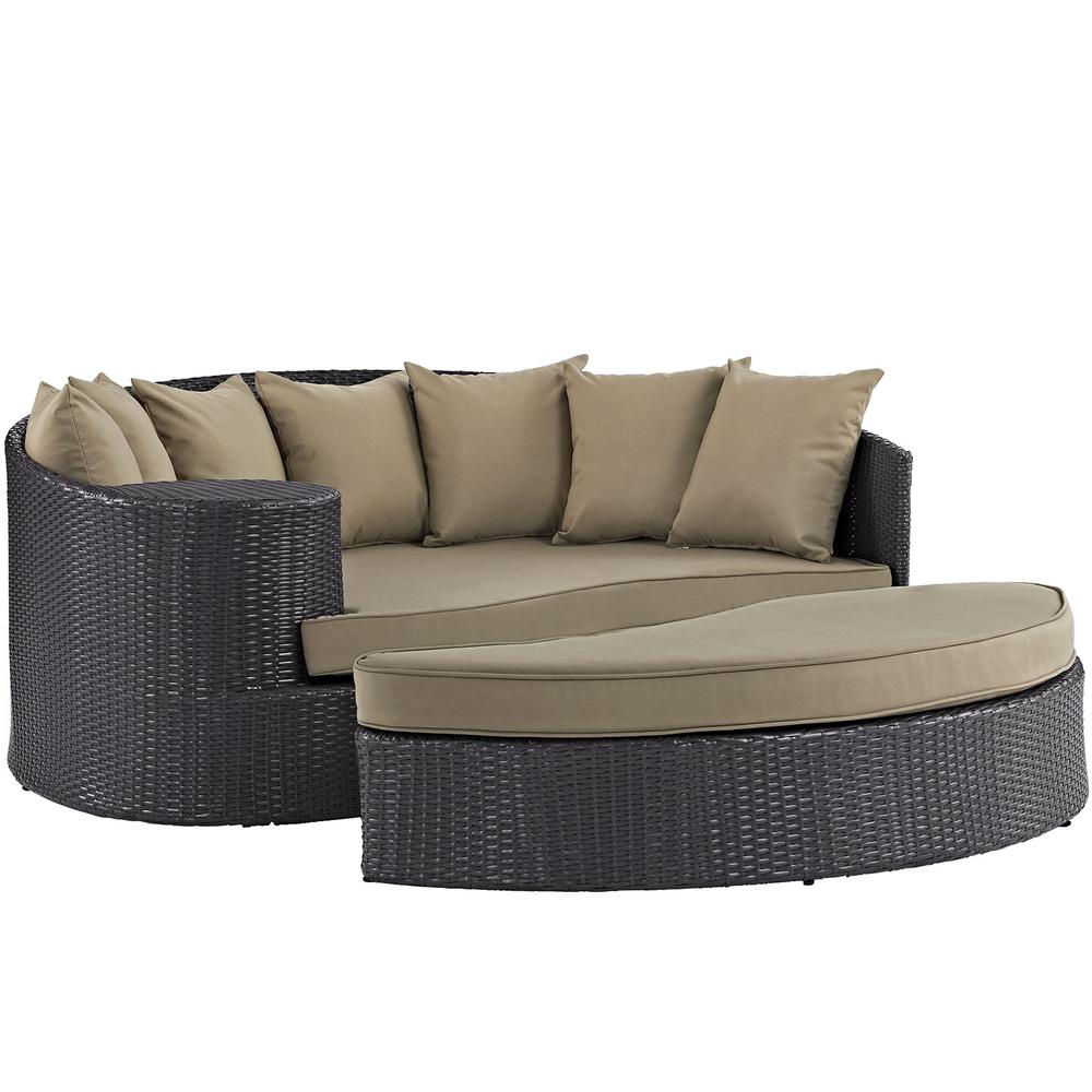 Convene Outdoor Patio Daybed. Picture 1