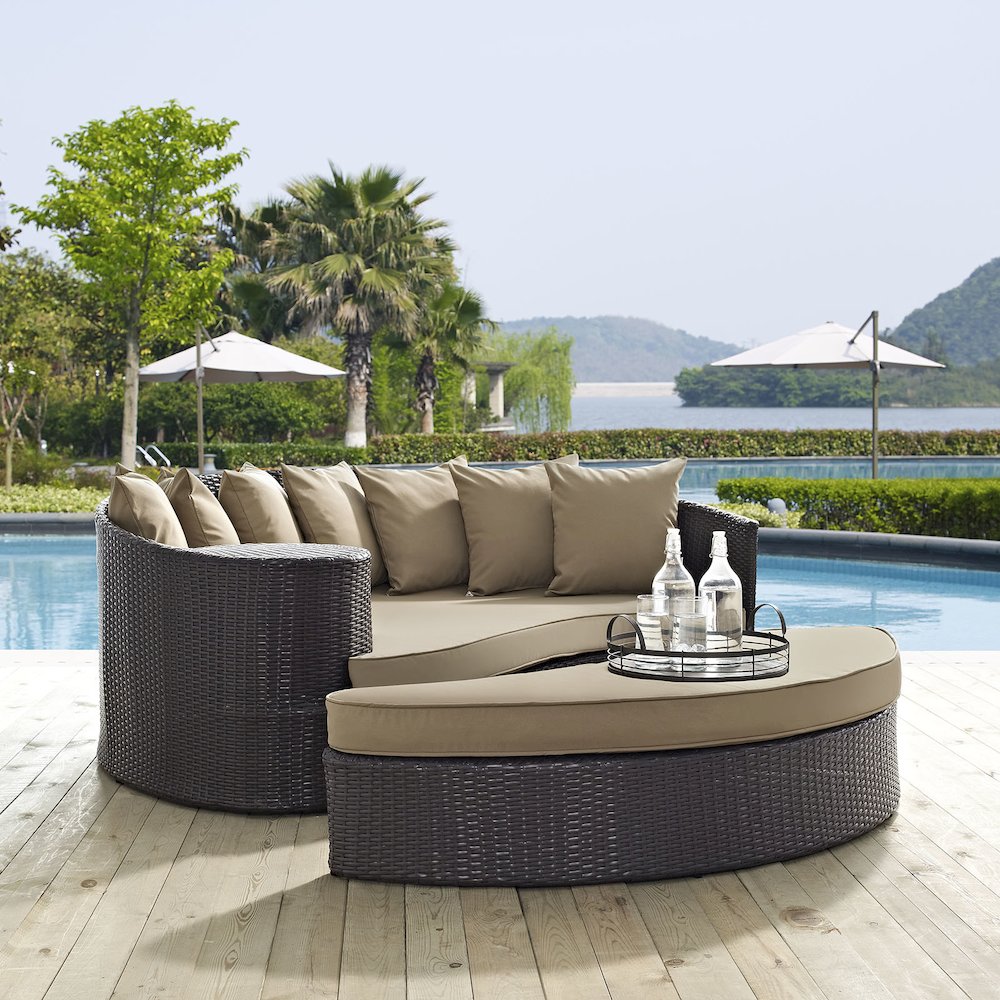 Convene Outdoor Patio Daybed. Picture 4