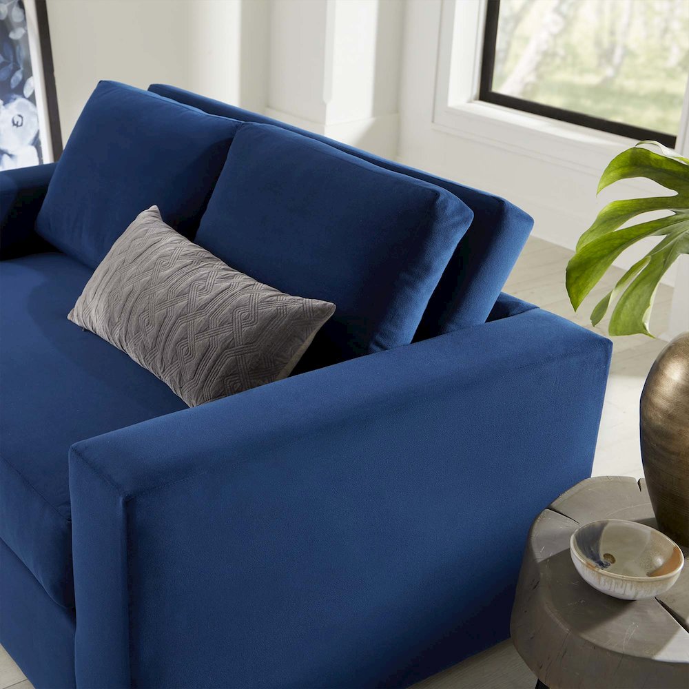 Avendale Velvet Loveseat. Picture 8