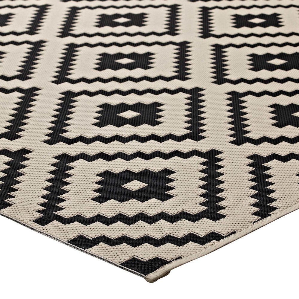 Perplex Geometric Diamond Trellis Indoor and Outdoor 5x8 Area Rug. Picture 3