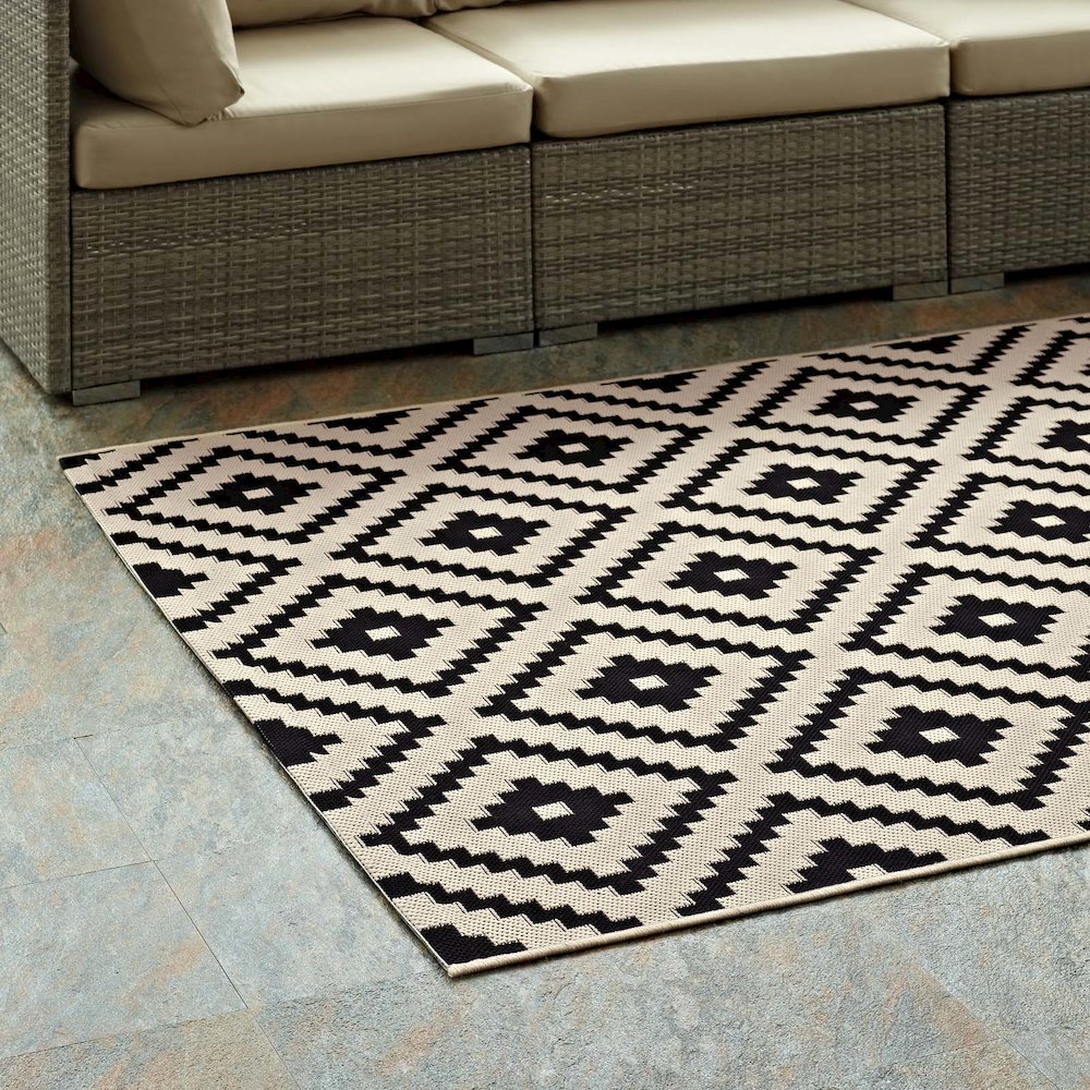 Perplex Geometric Diamond Trellis Indoor and Outdoor 5x8 Area Rug. Picture 7