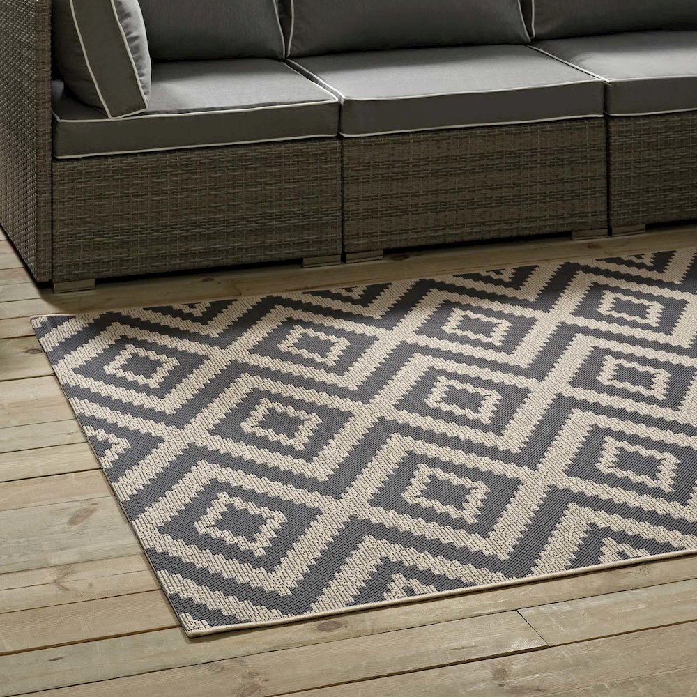 Jagged Geometric Diamond Trellis Indoor and Outdoor 5x8 Area Rug. Picture 7