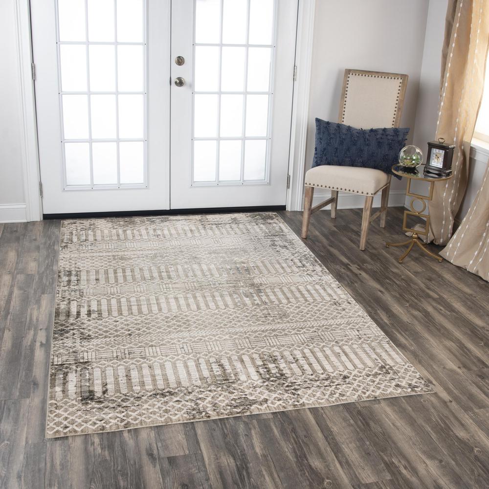 5' x 8' Machine-Made Rectangle Rug. Picture 2