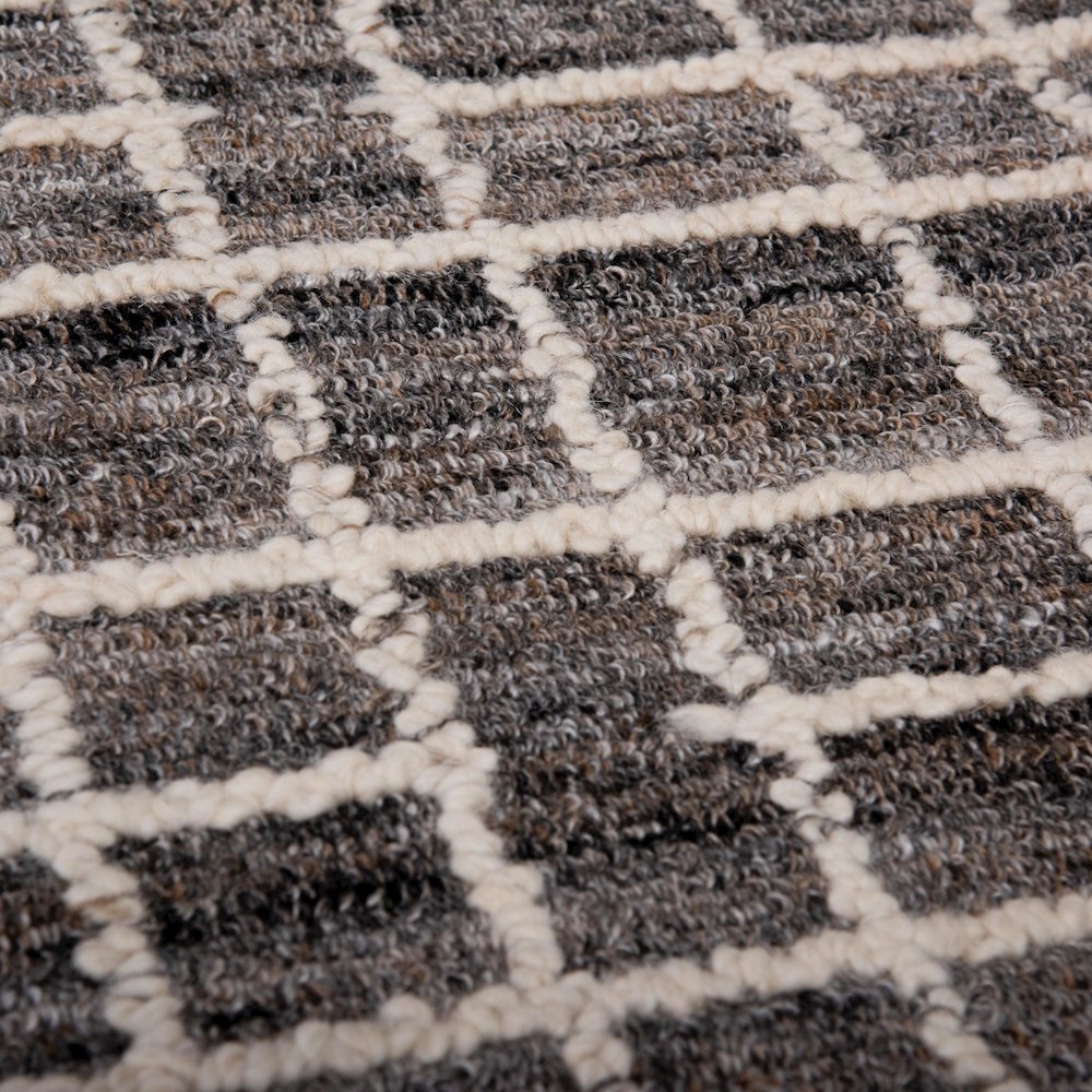 5' x 7'9" Loop Pile Hand Tufted Rug. Picture 3