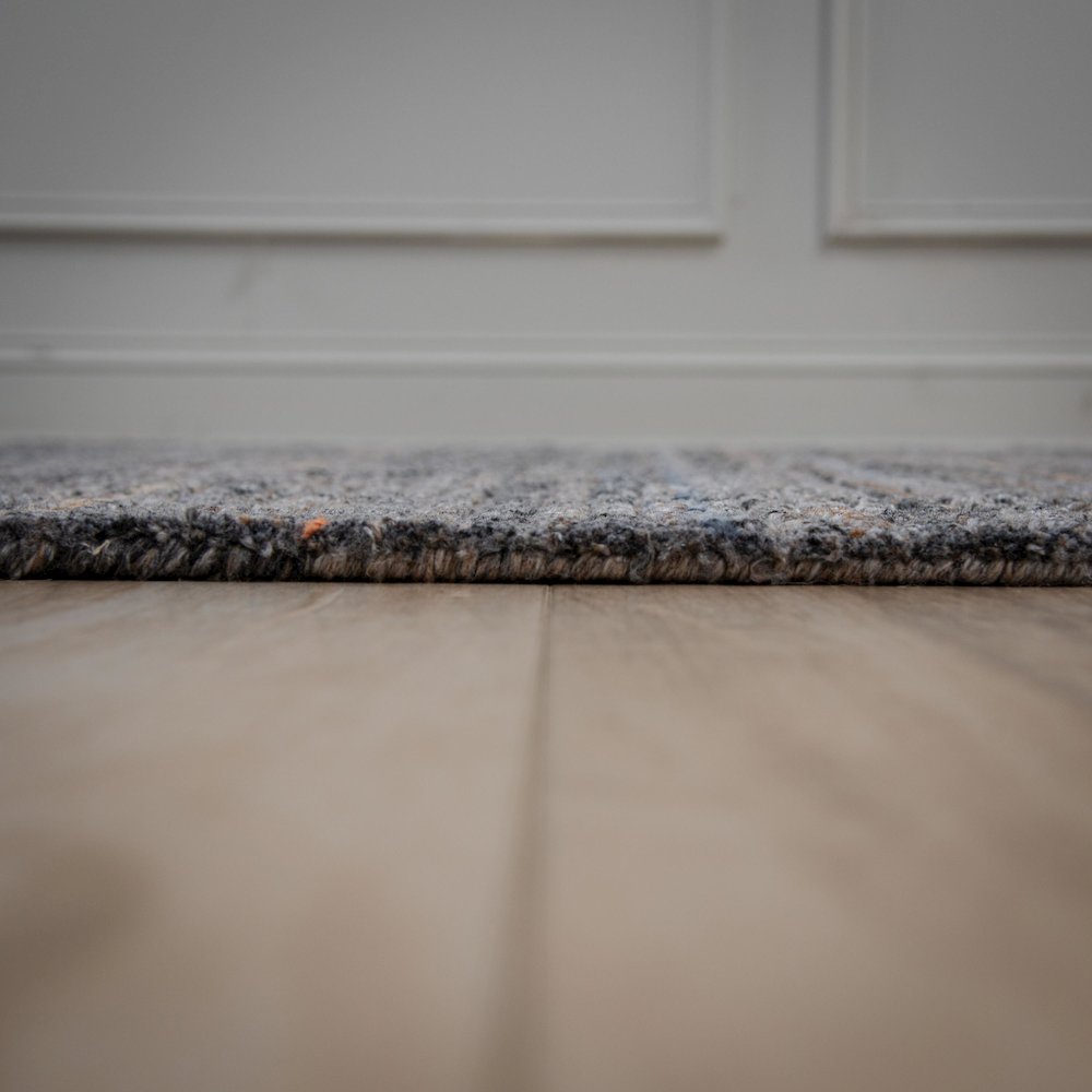 5' x 8' Cut & Loop Pile Hand Tufted Rug. Picture 4