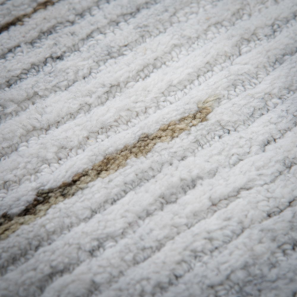 5' x 8' Cut & Loop Pile Hand Tufted Rug. Picture 3