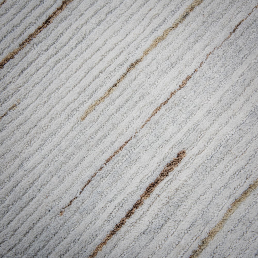 5' x 8' Cut & Loop Pile Hand Tufted Rug. Picture 5