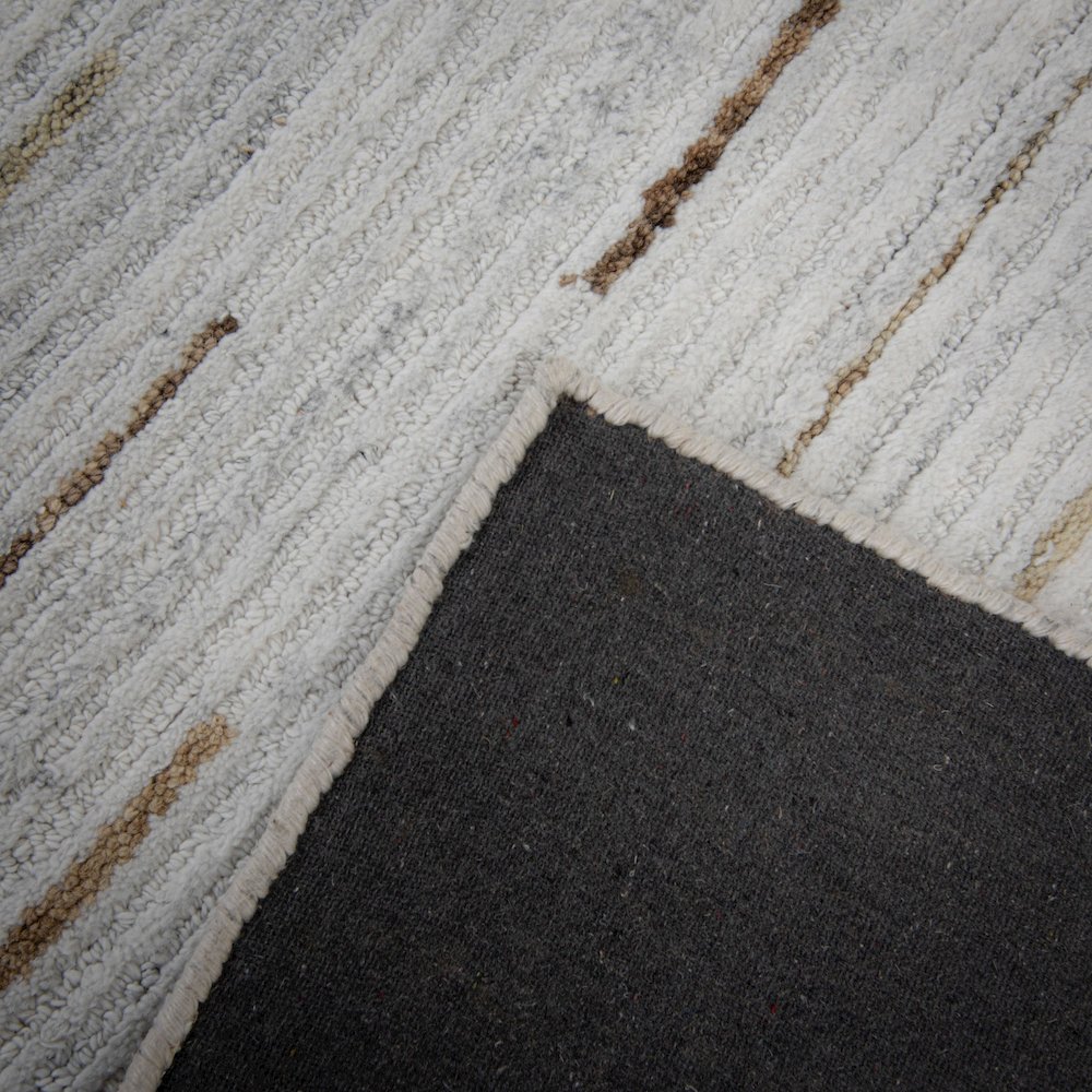 5' x 8' Cut & Loop Pile Hand Tufted Rug. Picture 6