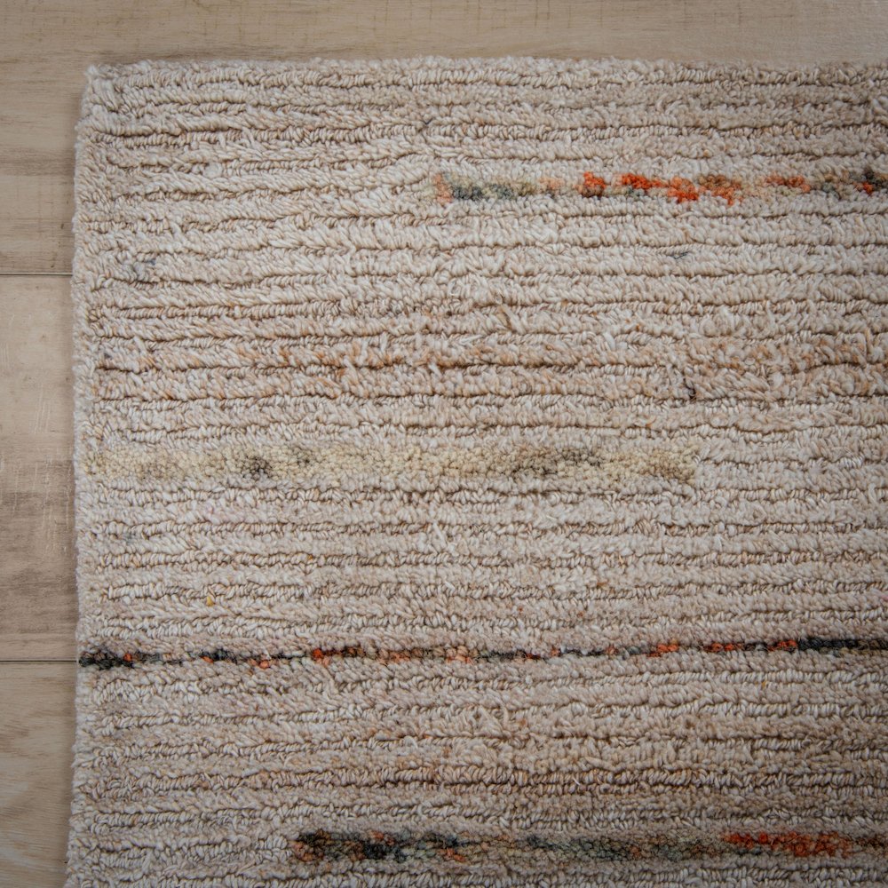 5' x 8' Cut & Loop Pile Hand Tufted Rug. Picture 2