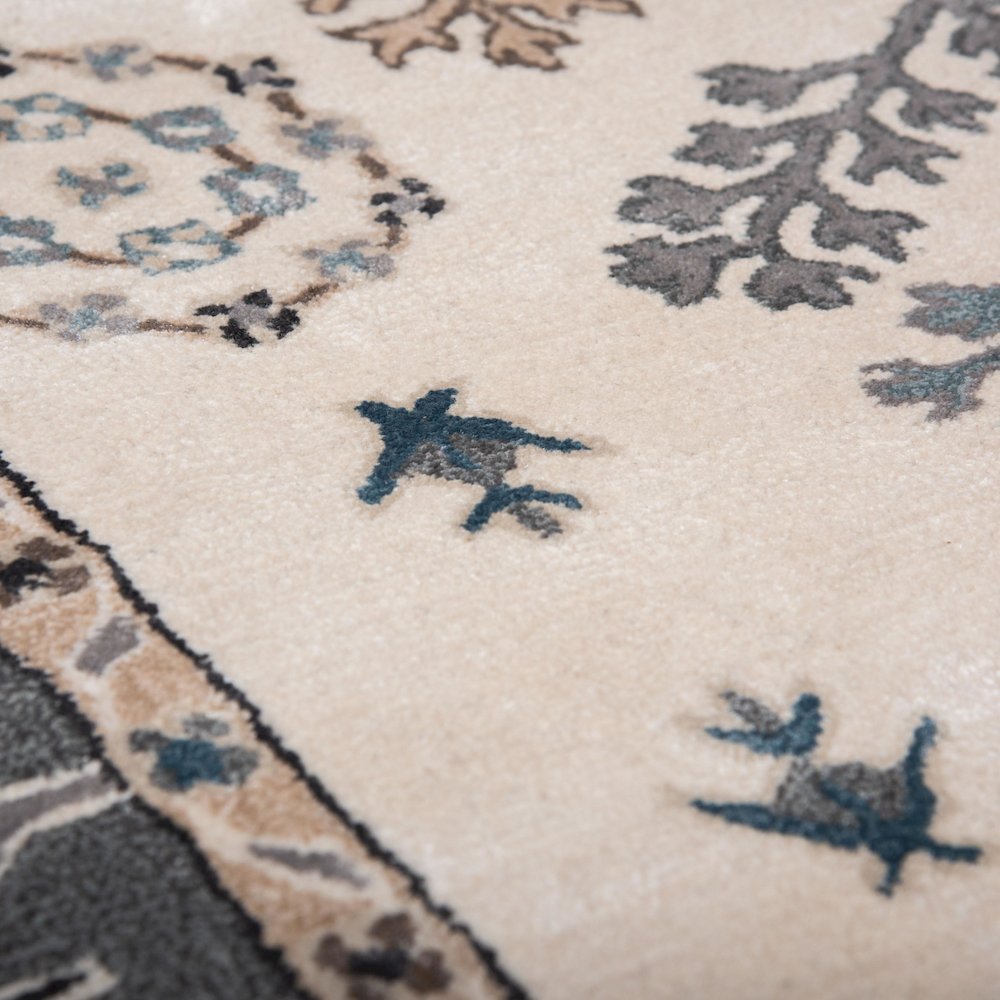5' x 8' Cut Pile Hand Tufted Rug. Picture 4