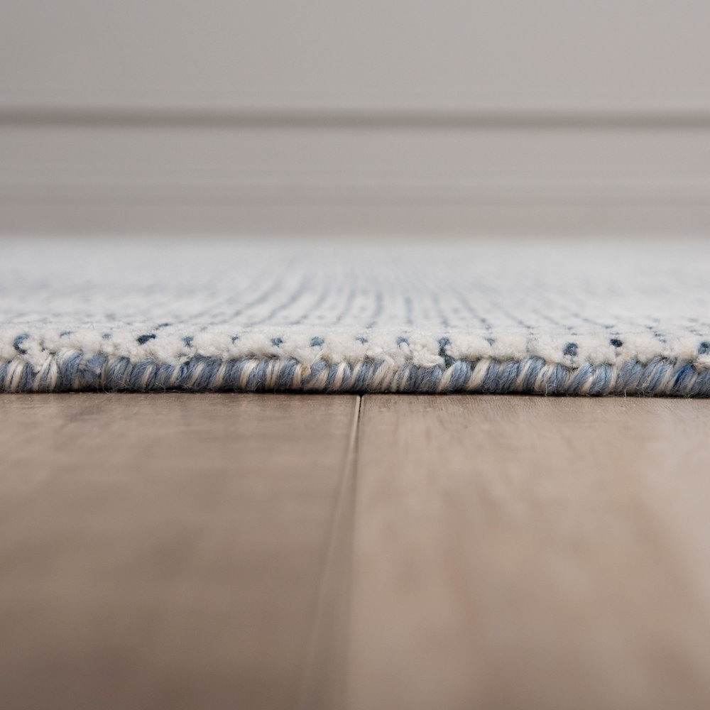 5' x 7'9" Loop Pile Hand Loomed Rug. Picture 4