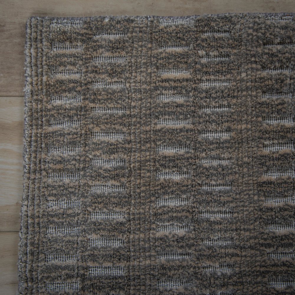 5' x 8' Cut High Low Pile Hand Loomed Rug. Picture 2