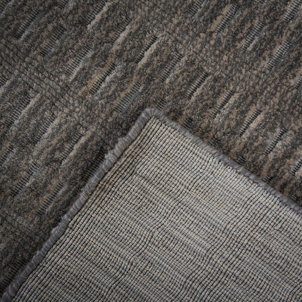 5' x 8' Cut High Low Pile Hand Loomed Rug. Picture 6