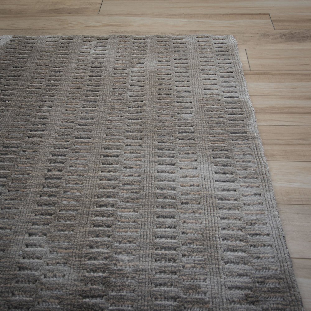 5' x 8' Cut High Low Pile Hand Loomed Rug. Picture 7
