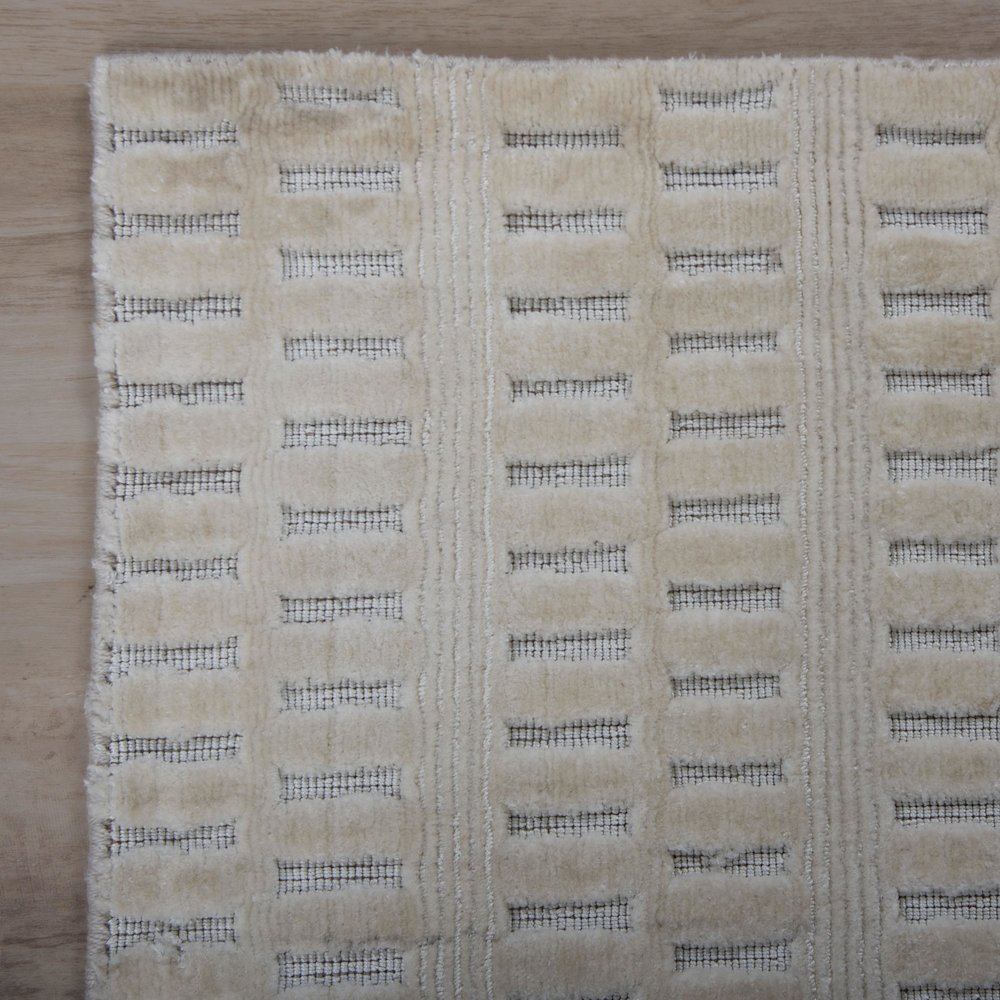 5' x 8' Cut High Low Pile Hand Loomed Rug. Picture 2