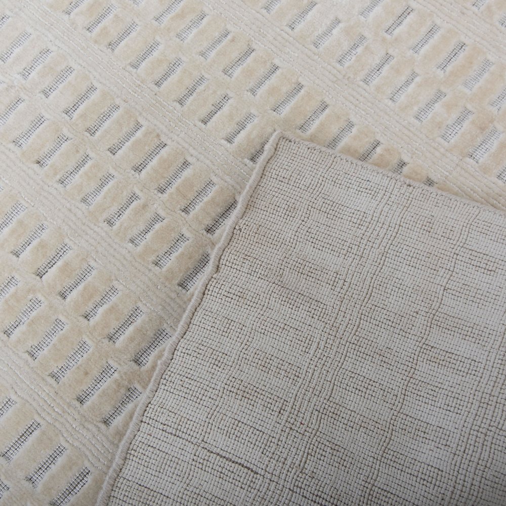 5' x 8' Cut High Low Pile Hand Loomed Rug. Picture 6