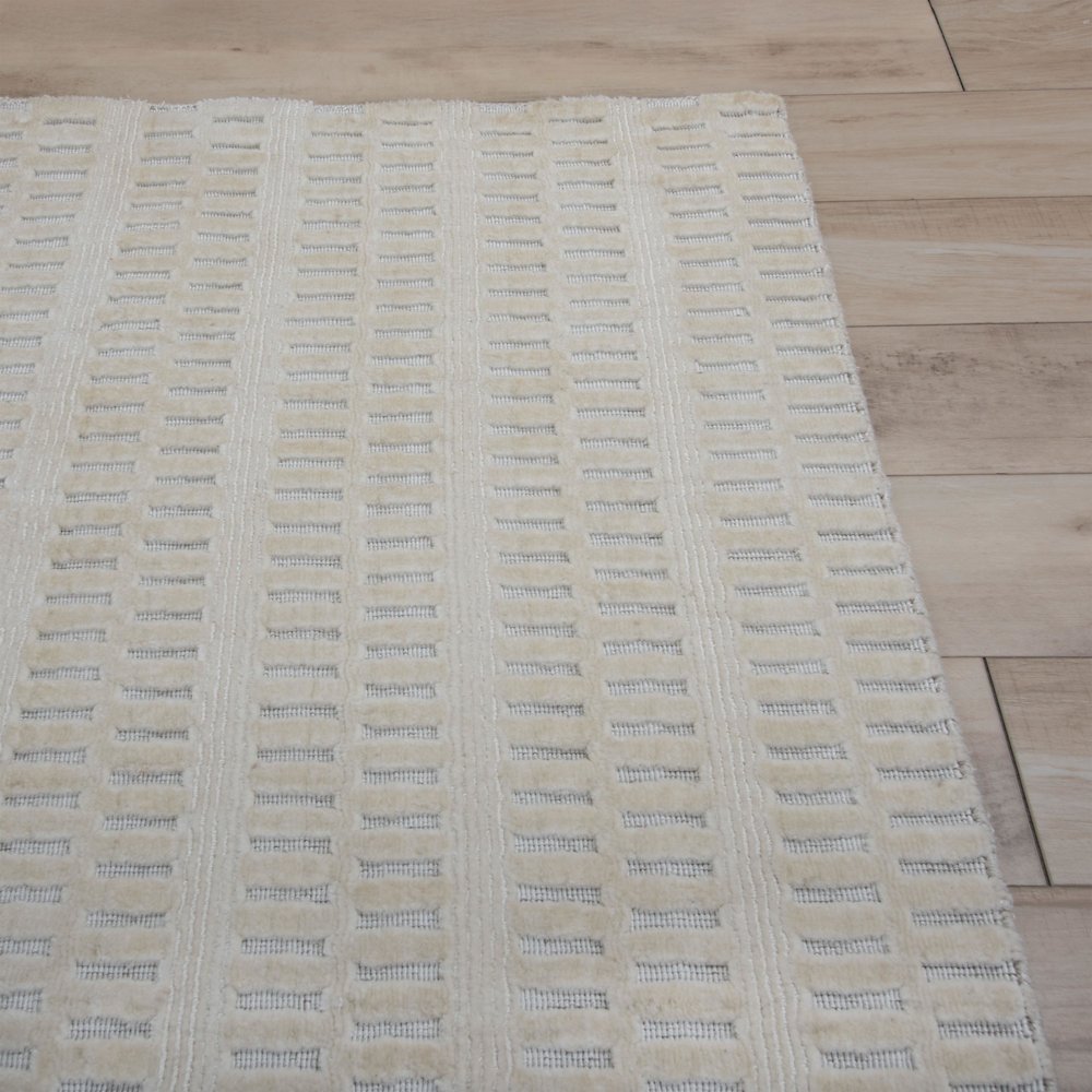 5' x 8' Cut High Low Pile Hand Loomed Rug. Picture 7