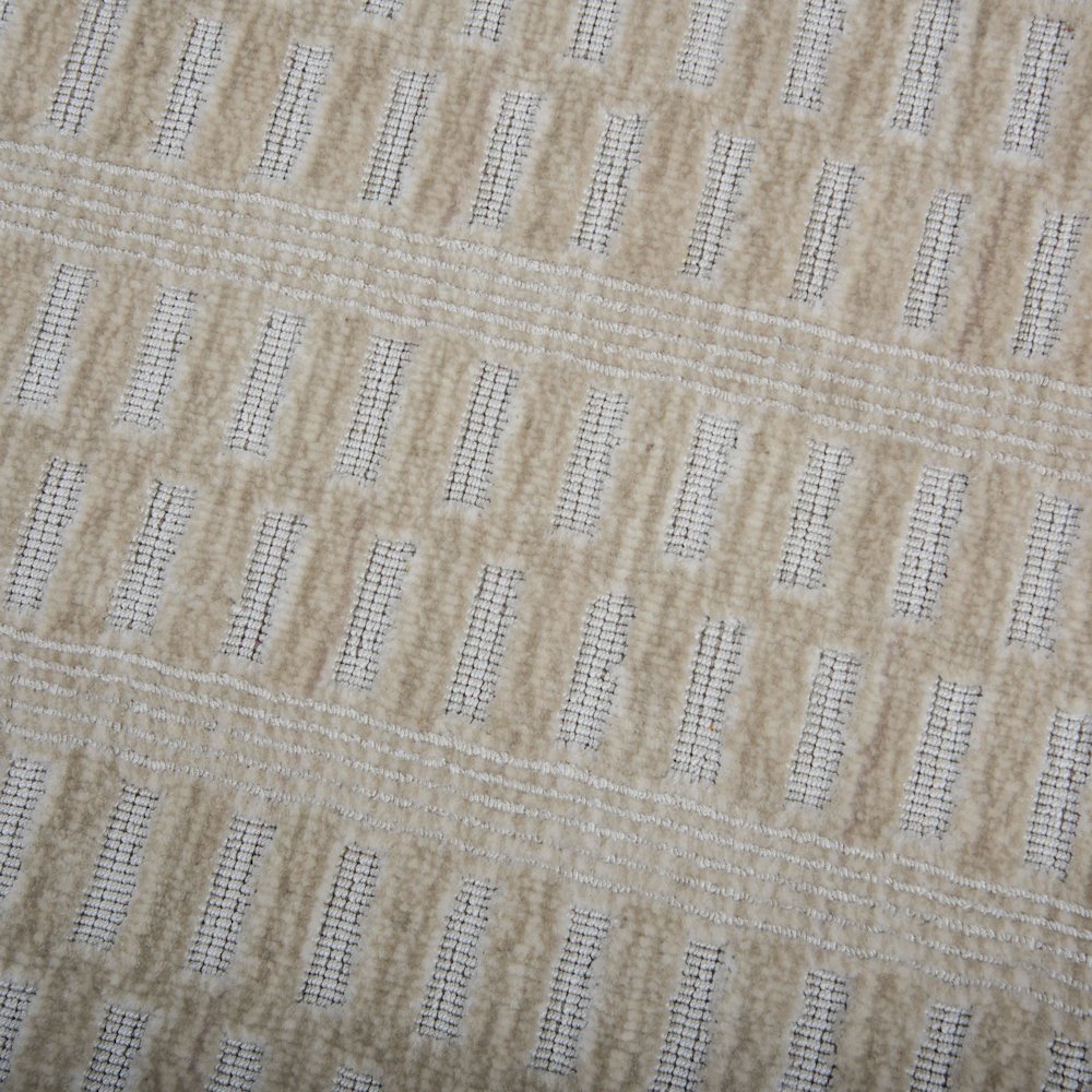 5' x 8' Cut High Low Pile Hand Loomed Rug. Picture 6