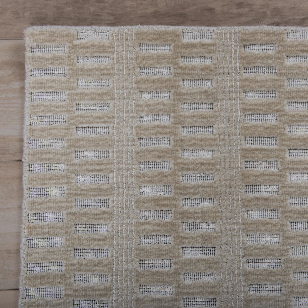 5' x 8' Cut High Low Pile Hand Loomed Rug. Picture 3
