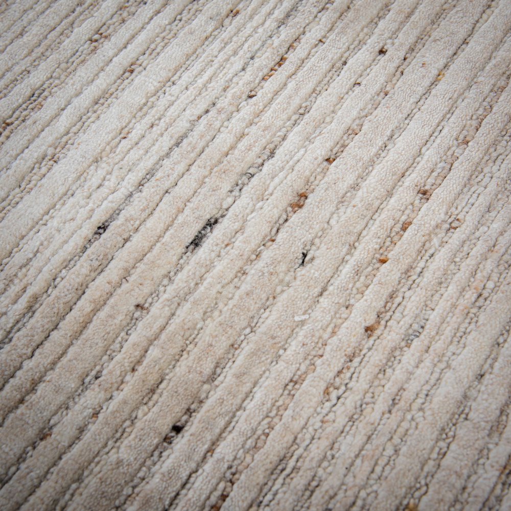 5' x 7'6" Cut High Low Pile Hand Loomed Rug. Picture 4