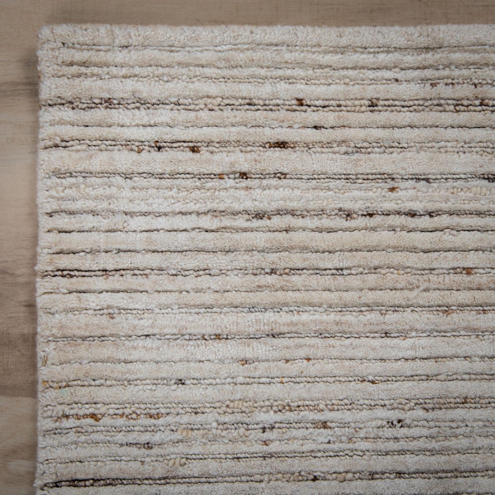 5' x 7'6" Cut High Low Pile Hand Loomed Rug. Picture 3