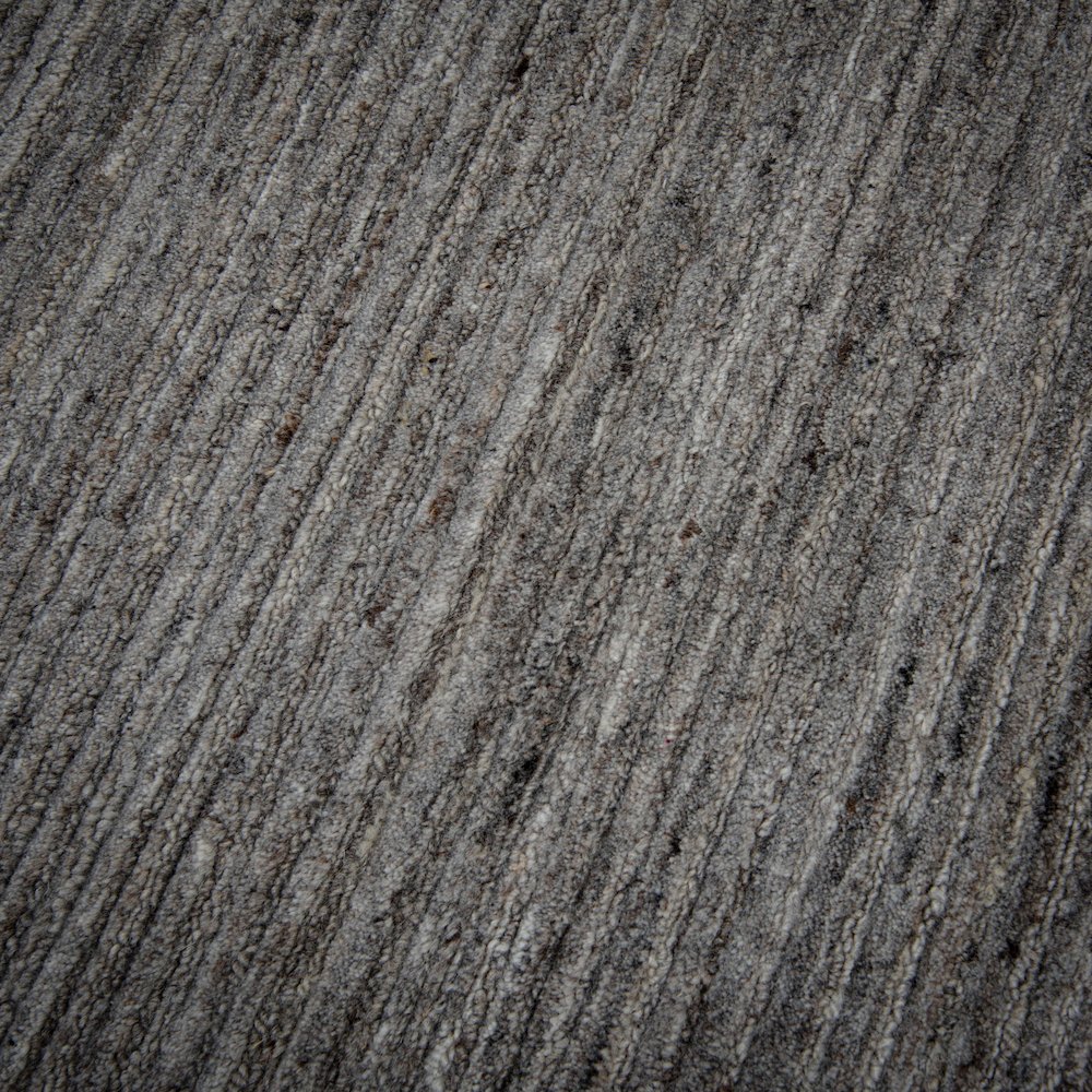 5' x 7'6" Cut High Low Pile Hand Loomed Rug. Picture 3