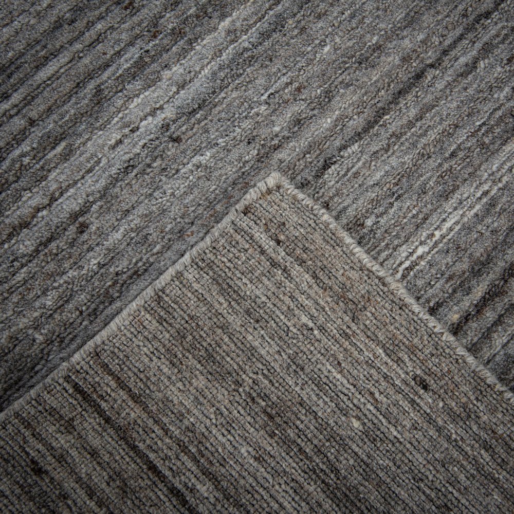 5' x 7'6" Cut High Low Pile Hand Loomed Rug. Picture 6