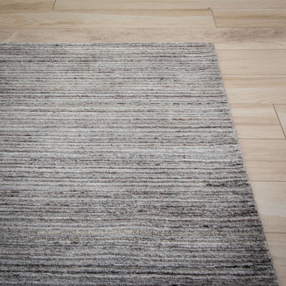 5' x 7'6" Cut High Low Pile Hand Loomed Rug. Picture 7