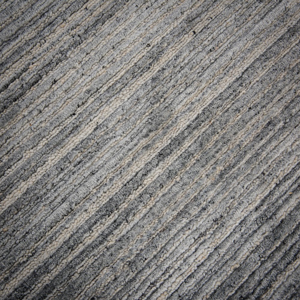 5' x 7'6" Cut High Low Pile Hand Loomed Rug. Picture 5