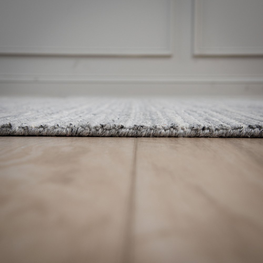5' x 7'6" Cut High Low Pile Hand Loomed Rug. Picture 4