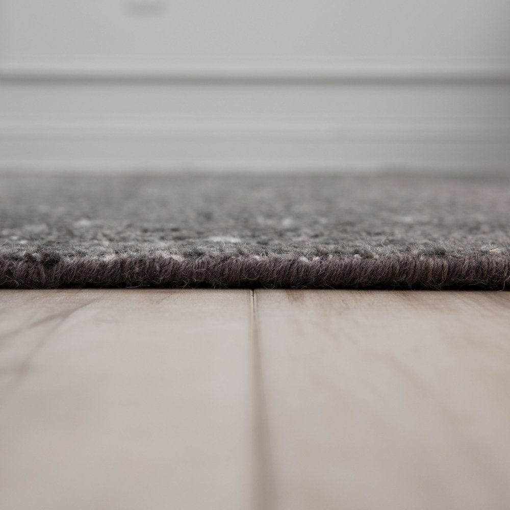 6' x 9' Cut Pile Hand Knotted Rug. Picture 4
