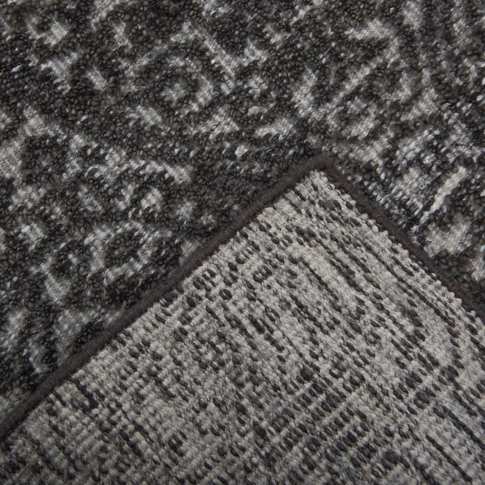 6' x 9' Cut Pile Hand Knotted Rug. Picture 6