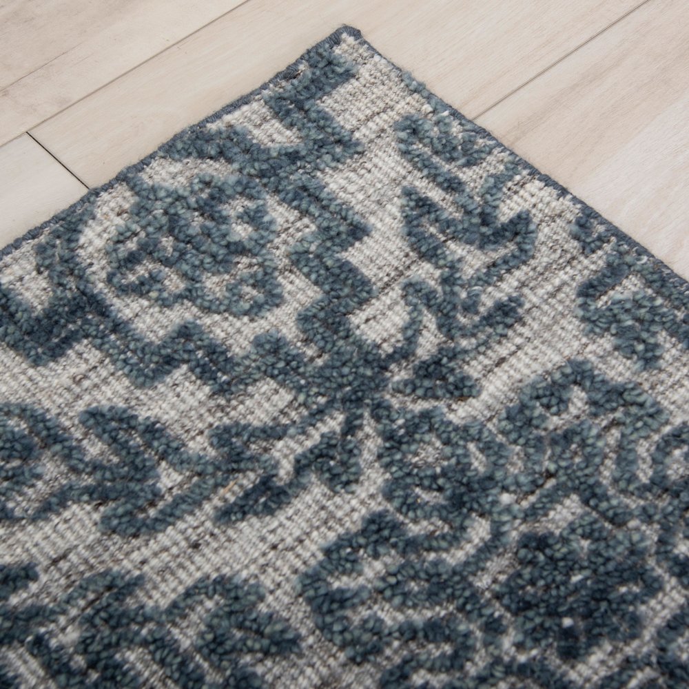 6' x 9' Cut Pile Hand Knotted Rug. Picture 6