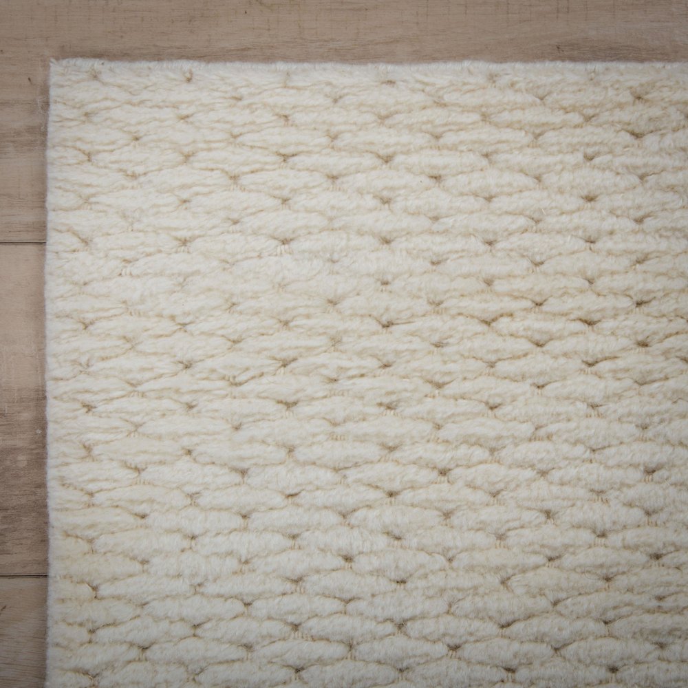 5' x 8' Cut Pile Hand Loomed Rug. Picture 2