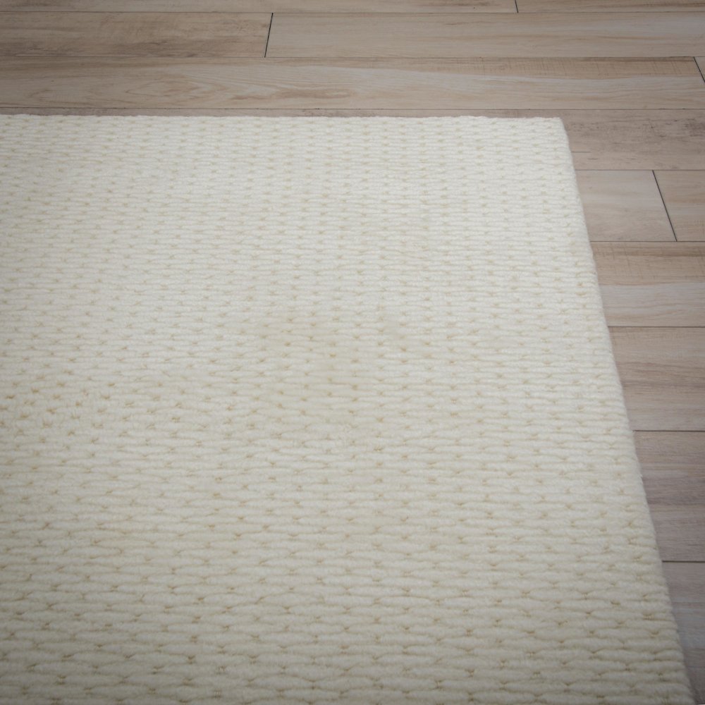 5' x 8' Cut Pile Hand Loomed Rug. Picture 7