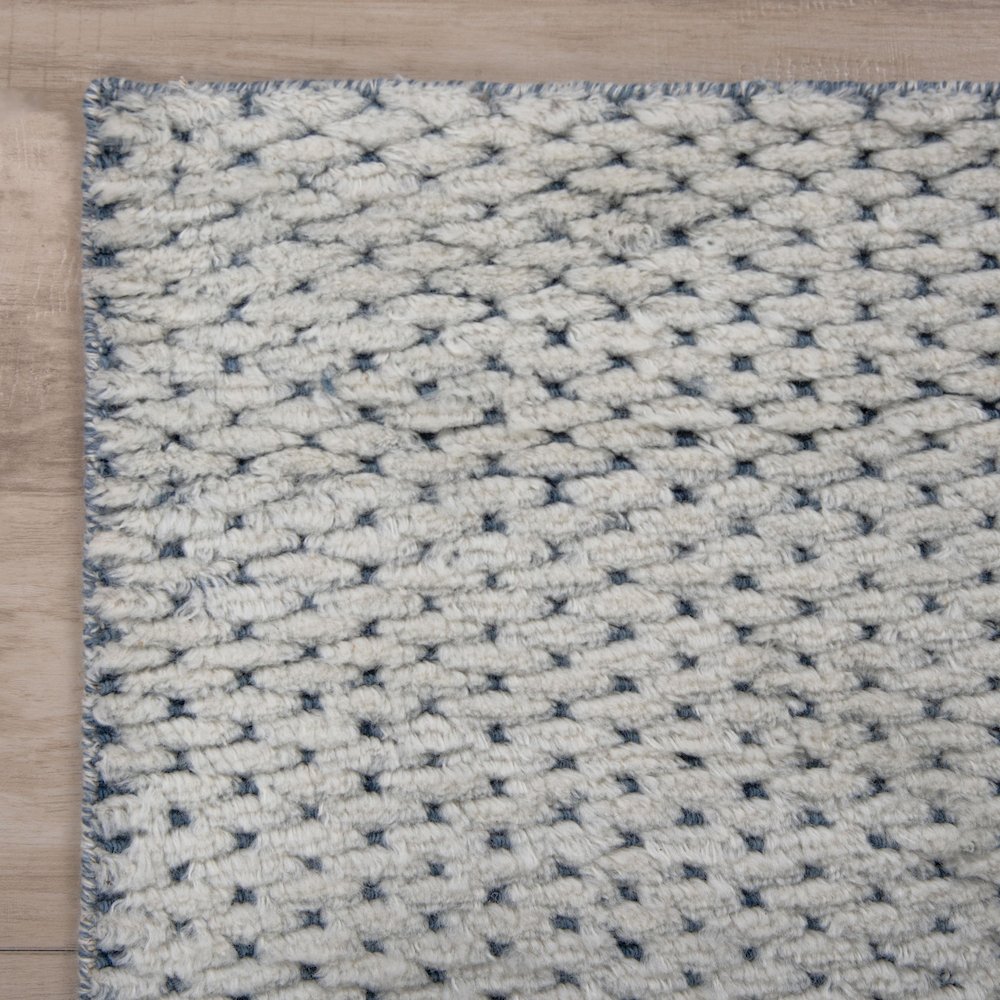 5' x 8' Cut Pile Hand Loomed Rug. Picture 3