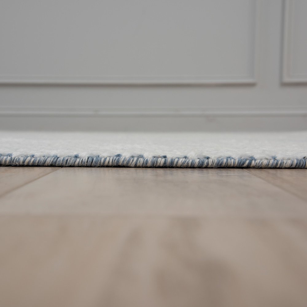 5' x 8' Cut Pile Hand Loomed Rug. Picture 5