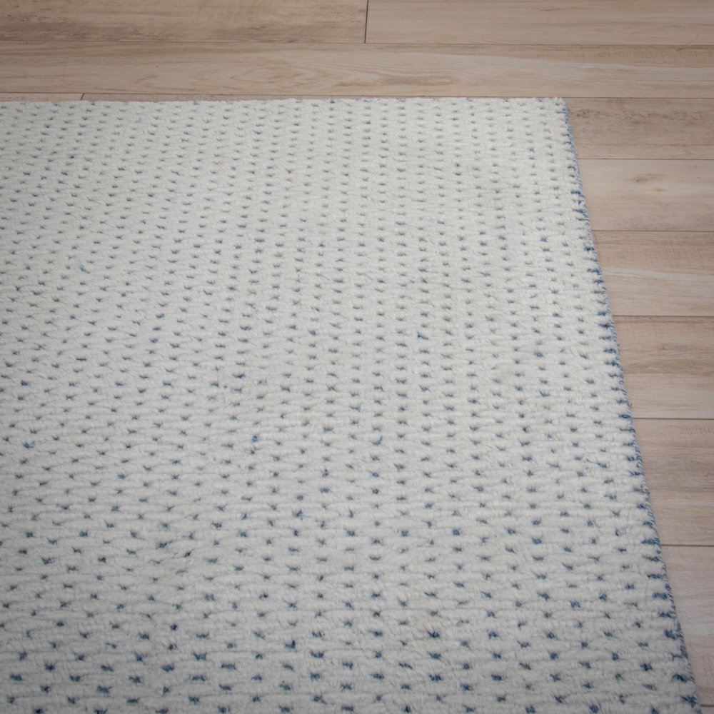 5' x 8' Cut Pile Hand Loomed Rug. Picture 8