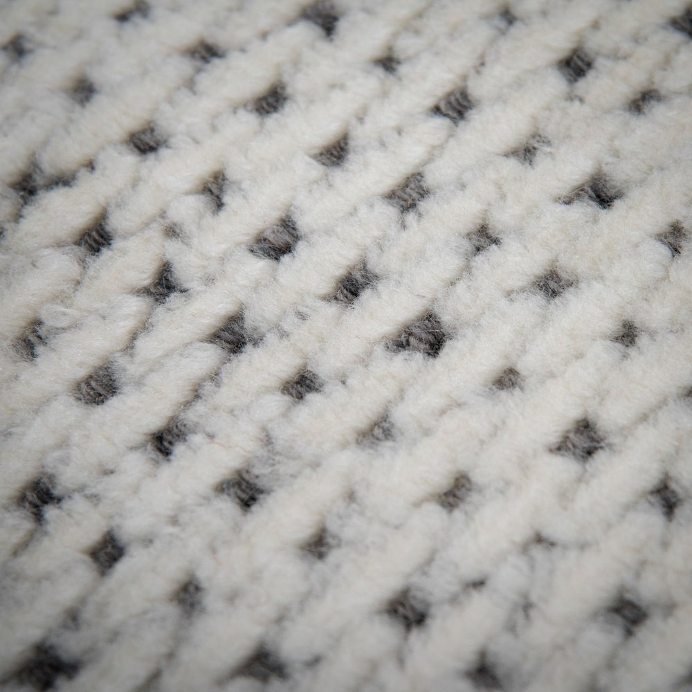5' x 8' Cut Pile Hand Loomed Rug. Picture 5