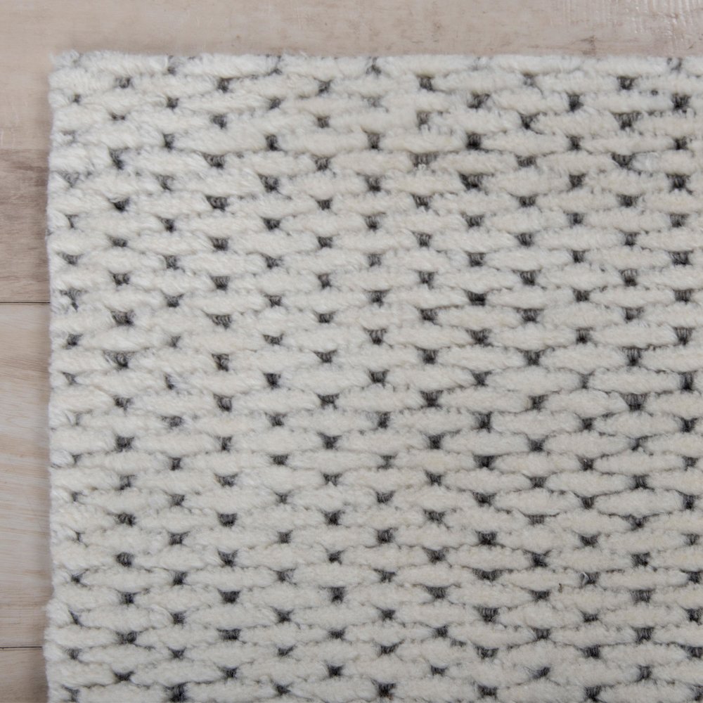 5' x 8' Cut Pile Hand Loomed Rug. Picture 2