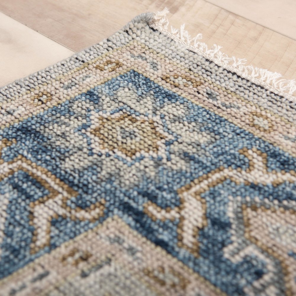 5' x 7'6" Loop/ High Low Pile Hand Tufted Rug. Picture 3