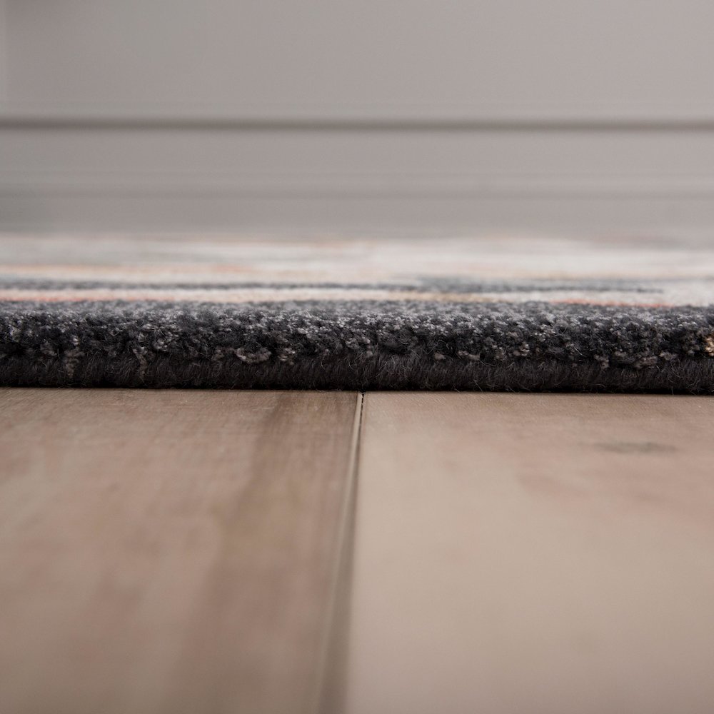 5' x 8' Cut Pile Hand Tufted Rug. Picture 4