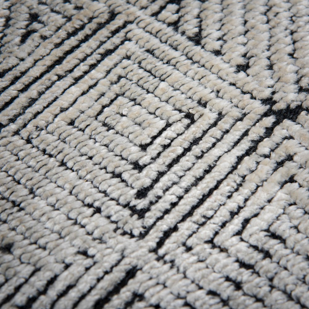 6' x 9' Cut Pile Hand Knotted Rug. Picture 3