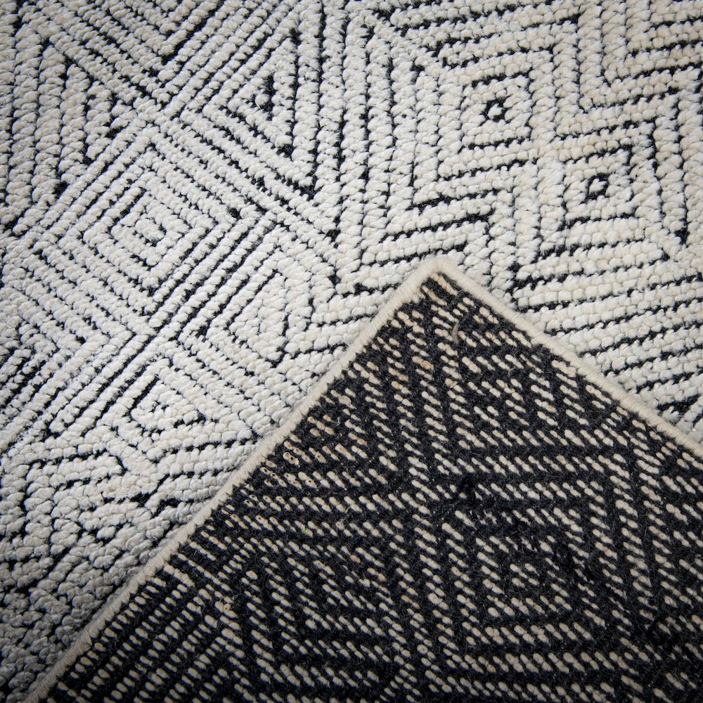 6' x 9' Cut Pile Hand Knotted Rug. Picture 6