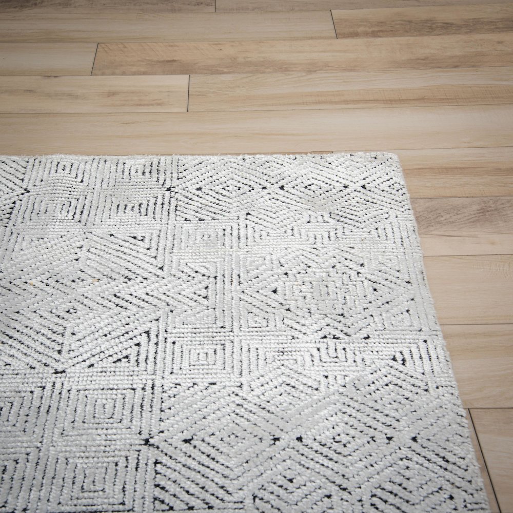 6' x 9' Cut Pile Hand Knotted Rug. Picture 7