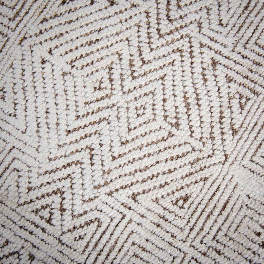 6' x 9' Cut Pile Hand Knotted Rug. Picture 4