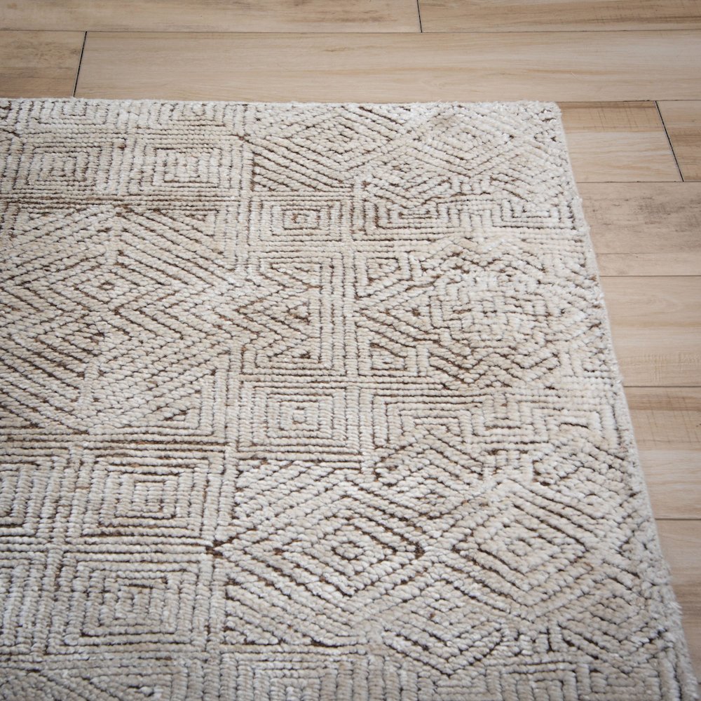 6' x 9' Cut Pile Hand Knotted Rug. Picture 8